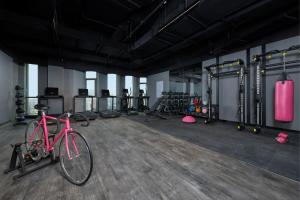 上海上海徐汇Moxy酒店的停放在健身房的粉红色自行车