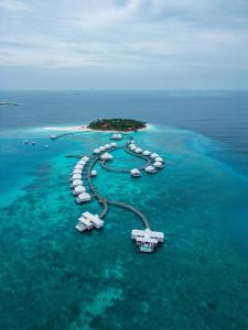 ThundufushiDiamonds Thudufushi Maldives Resort & Spa的海洋中一个度假岛的空中景致
