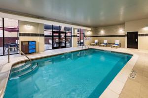 温斯顿·塞勒姆Courtyard Winston-Salem Downtown的蓝色的游泳池,位于酒店客房内