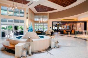 基拉戈基拉戈海滩度假酒店及Spa，傲途格精选酒店的大厅,大楼中央有一个喷泉