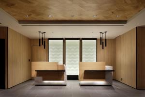MinoFairfield by Marriott Gifu Mino的一间会议室,配有两张桌子和一扇窗户