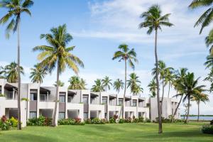 丹娜努Sheraton Fiji Golf & Beach Resort的棕榈树度假村的外部景色