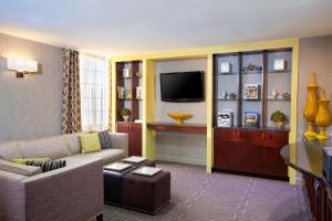 科里奥波利斯匹兹堡机场喜来登酒店的带沙发和电视的客厅