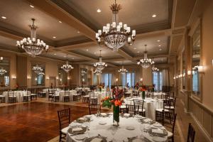 圣何塞威斯汀圣何塞酒店的宴会厅配有白色的桌椅和吊灯