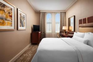 圣何塞威斯汀圣何塞酒店的酒店客房设有一张大床和一张书桌。