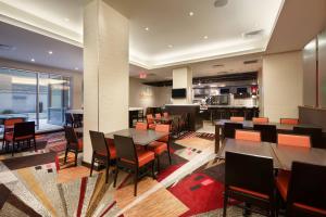 纽约时代广场西万怡酒店的一间带桌椅的餐厅和一间厨房