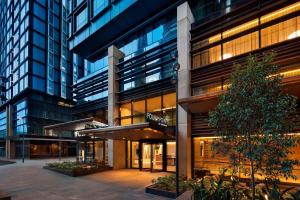 悉尼悉尼中央公园福朋喜来登酒店的一座拥有许多窗户的大型建筑