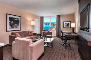 苏圣玛丽苏圣玛丽海滨三角洲万豪酒店的酒店客房设有书桌和客厅。