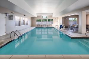 路易维尔Residence Inn by Marriott Boulder Broomfield的大楼内一个蓝色的大型游泳池
