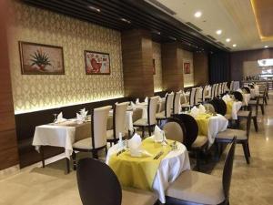 代胡克Crixus Duhok的用餐室配有桌椅和黄色桌布
