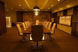 代胡克Crixus Duhok的大型会议室,配有长桌子和椅子