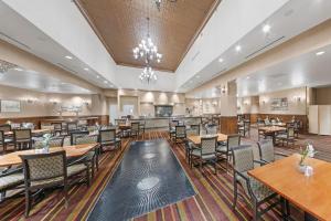 圣安东尼奥The Westin San Antonio North的大型用餐室配有桌椅