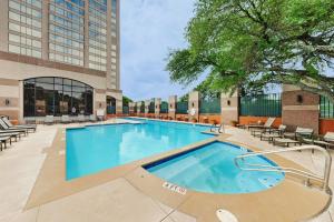 圣安东尼奥The Westin San Antonio North的一座配有桌椅的酒店游泳池