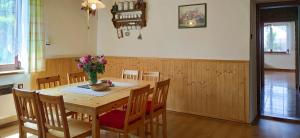 特热邦Chalupa na Koskách的一间带木桌和椅子的用餐室