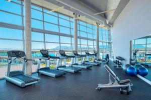 里士满The Westin Wall Centre, Vancouver Airport的大楼内带有一排有氧运动器材的健身房