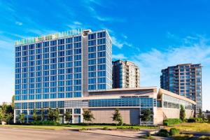 里士满The Westin Wall Centre, Vancouver Airport的一座高楼前的大型办公楼