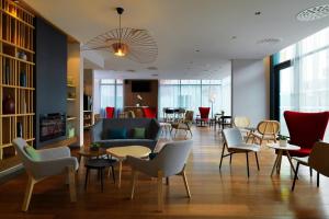 布拉尼亚克Residence Inn by Marriott Toulouse-Blagnac的客厅配有桌椅和沙发