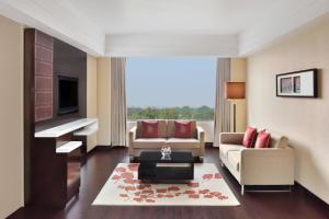 斋浦尔斋浦尔万豪酒店的客厅配有两张沙发和一台电视机