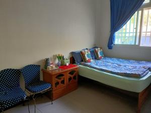 埔里山水桃米居的一间小卧室,配有一张床和两把椅子