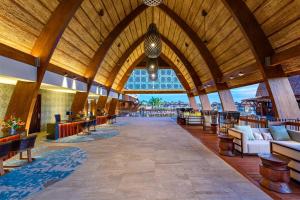 Momi斐济莫米湾万豪度假酒店的大型大堂设有大型木制天花板