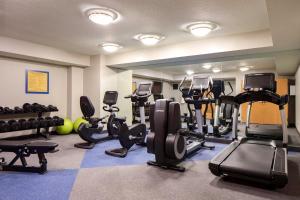 可可比奇可可海滩福朋喜来登酒店的一间健身房,里面装有跑步机和举重器材