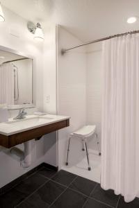 可可比奇可可海滩福朋喜来登酒店的一间带水槽和淋浴帘的浴室