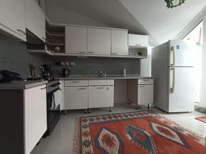 伊斯坦布尔Tarihi mekanlara metro ile ulaşım, Avm'lere Yakın的厨房配有白色橱柜和冰箱。