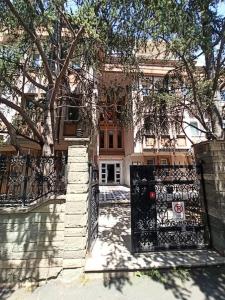伊斯坦布尔Tarihi mekanlara metro ile ulaşım, Avm'lere Yakın的前面有门的房子