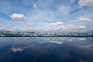 八打灵再也Le Meridien Petaling Jaya的一大片水体,城市背景