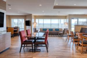 印第安纳波利斯TownePlace Suites by Marriott Indianapolis Airport的一间带桌椅和沙发的用餐室