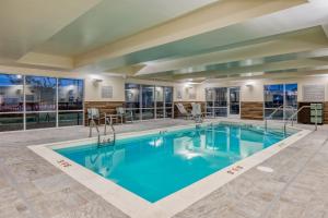 印第安纳波利斯TownePlace Suites by Marriott Indianapolis Airport的大楼内的一个蓝色海水游泳池