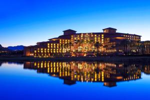 拉斯维加斯拉斯维加斯湖威斯汀Spa度假酒店的一座建筑物,其灯光反射在水中