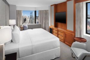 纽约纽约大中心威斯汀酒店的酒店客房设有白色的床和电视。