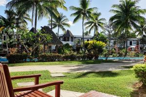 丹娜努丹娜拉喜来登别墅酒店的享有带游泳池和棕榈树的度假村的景致