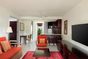 丹娜努丹娜拉喜来登别墅酒店的带沙发和平面电视的客厅