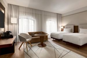 弗罗茨瓦夫弗罗茨瓦夫万豪AC酒店的大型酒店客房 - 带两张床和一张沙发