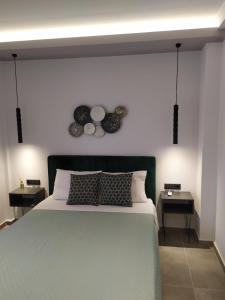 萨索斯Studios Periklis的卧室配有一张大床,墙上挂着两个盘子
