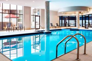 米西索加米西索加梅德维尔福朋喜来登酒店的一座配有桌椅的酒店游泳池