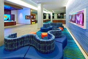 安纳海姆阿纳海姆度假区/会展中心万豪春季山丘套房酒店的大堂设有蓝色椅子和等候室