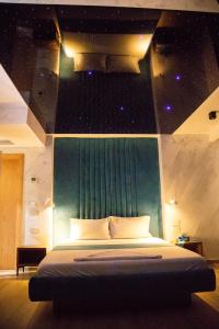 都拉斯Vila One Beach Hotel的一间卧室配有一张带星空天花板的床