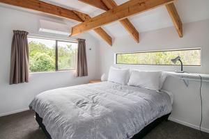 玛普瓦Mapua Fernz的一间卧室设有一张大床和一个窗户。