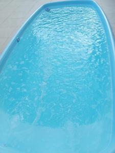 塞拉Casa Temporada的蓝色的游泳池