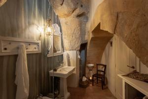 马泰拉科尔特圣莱昂纳多旅馆的一间带水槽和水槽的浴室