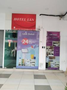 吉隆坡LSN Hotel (KL) Sdn Bhd的大楼前方有两扇窗户
