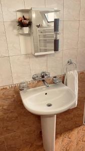 卡洛费尔Къща за гости Загорски的浴室设有白色水槽和镜子