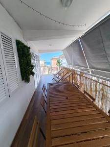 奥利瓦Apartamento con VISTAS AL MAR的船上的木楼梯,带阳台