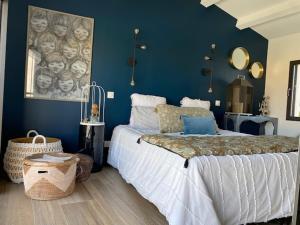 La GenilliereVilla contemporaine La Rochelle的一间卧室设有一张大床和蓝色的墙壁