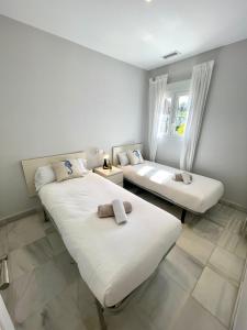 圣玛丽亚港GATU PREMIUM Villa Mar de Arabia的一间卧室设有两张床和窗户。