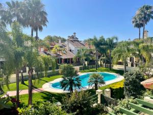 圣玛丽亚港GATU PREMIUM Villa Mar de Arabia的享有带游泳池和棕榈树的房子美景