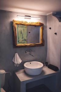 基奥尼亚Castria studios的一间带水槽和镜子的浴室